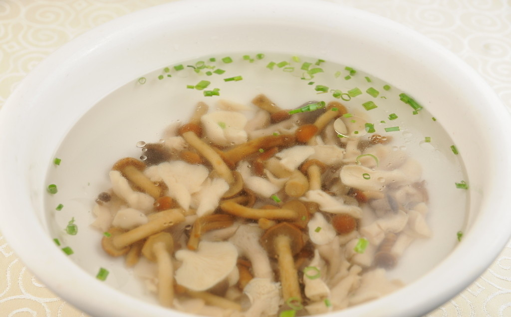 妈妈做的清汤寡水的野生蘑菇汤,只用1勺油1根葱,好喝到舔碗