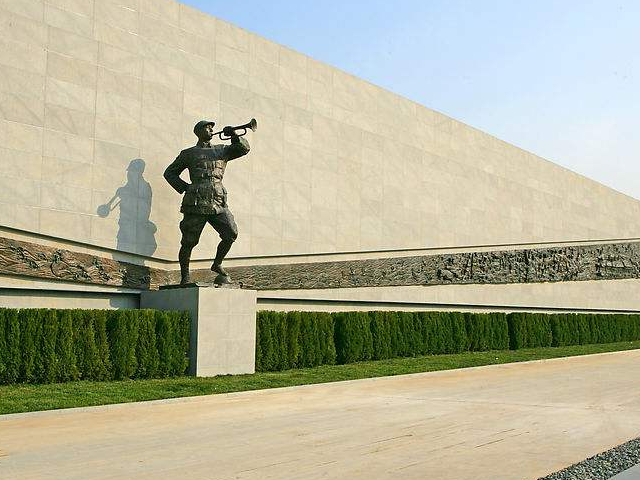 江东门纪念馆缅怀逝者,为深入南京大屠杀,她挖掘真相却被击垮