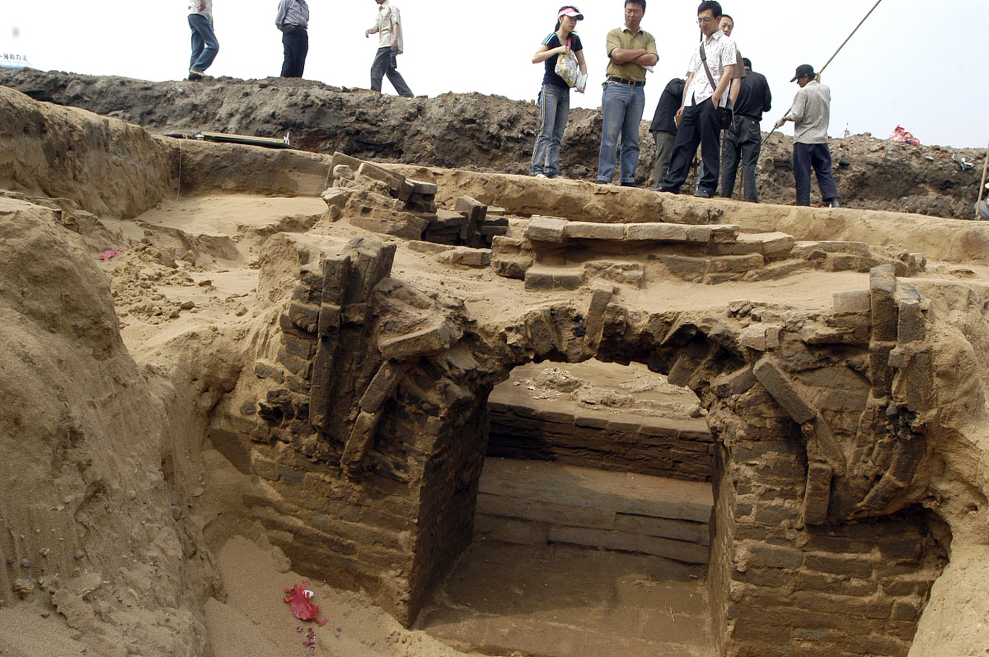 郑州古荥汉代冶铁遗址:探寻汉代冶铁技术的奥秘 郑州,这座古老而又
