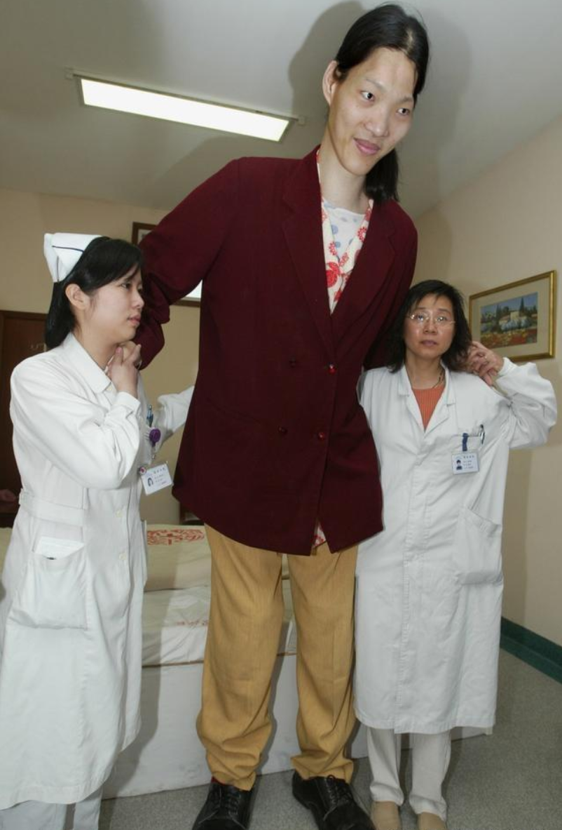 她是世界第一女巨人:15岁时身高超2米,男友身高和她腰部平齐