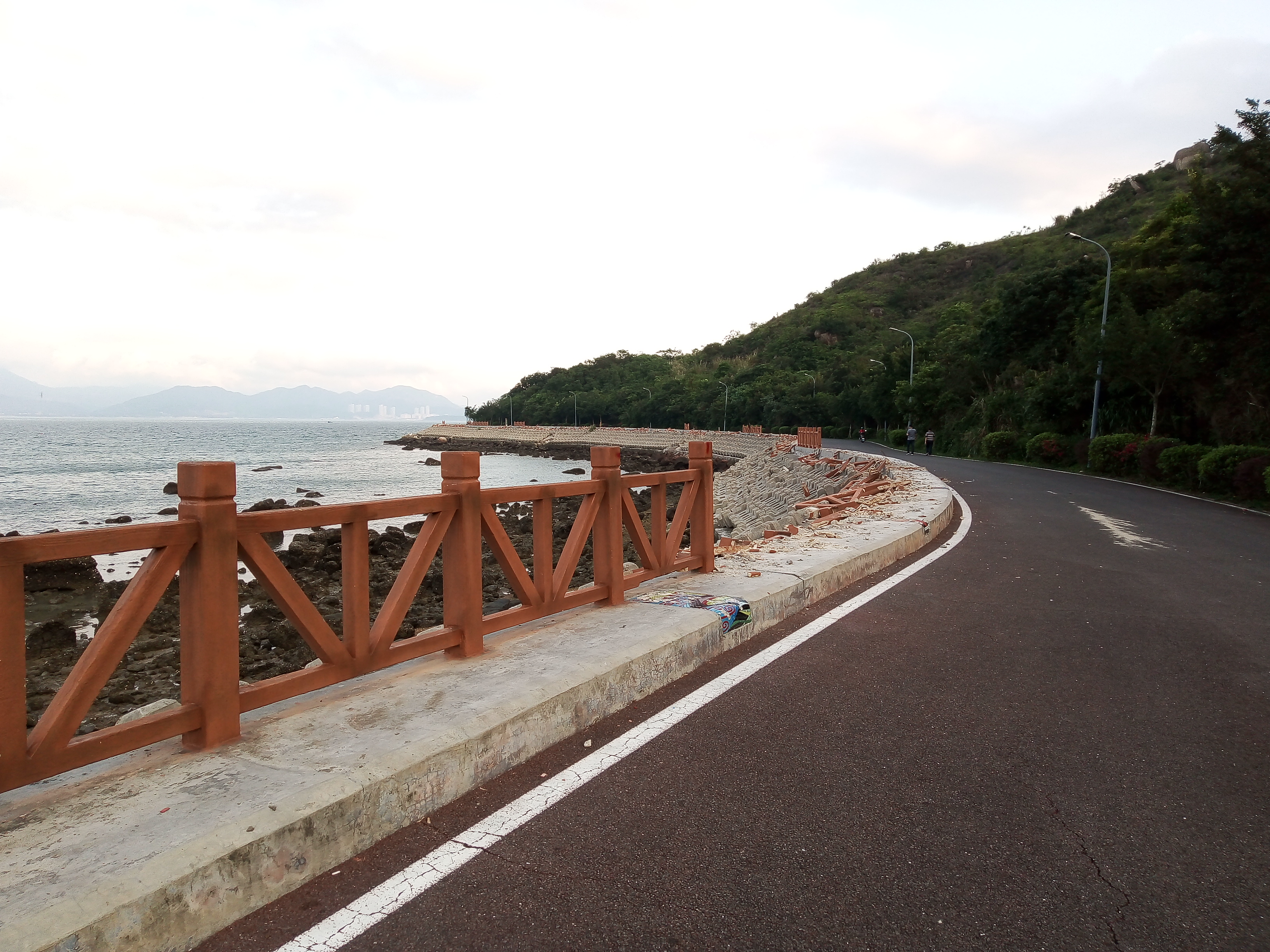 惠州大亚湾霞涌镇海边绿道在重建中,现场显得有点狼藉