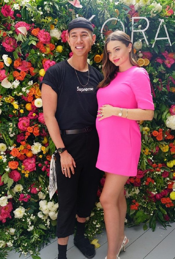 米兰达可儿情商高!挺三胎孕肚和前夫的未婚妻同框,穿粉裙太惊艳