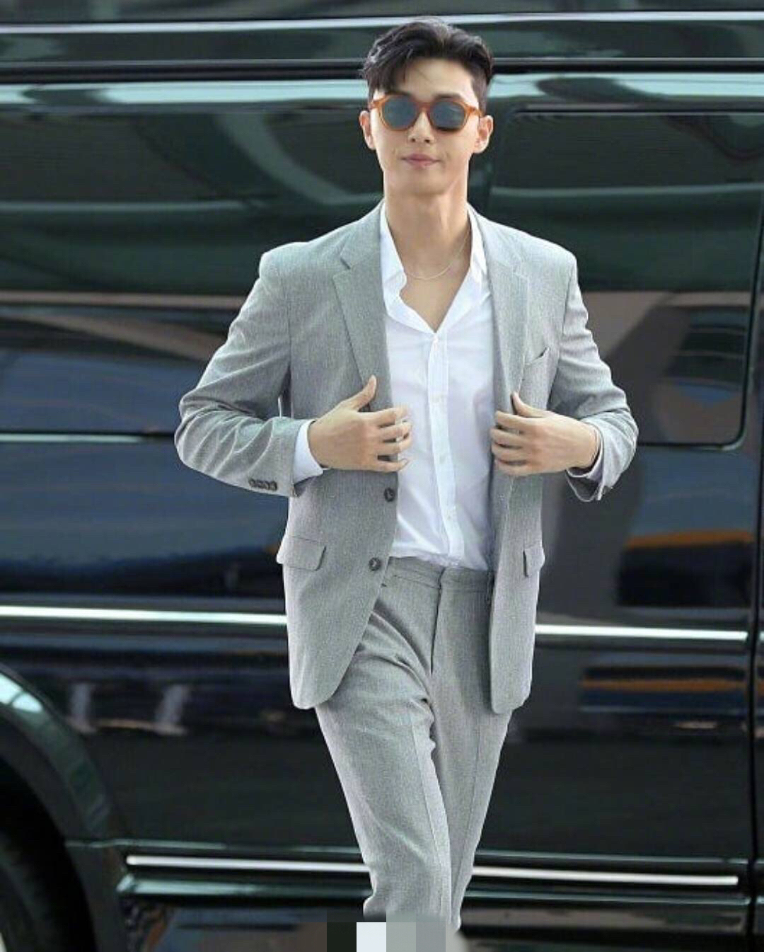 朴叙俊近日现身仁川机场,灰色西装搭白衬衫休闲帅气,时尚满分!