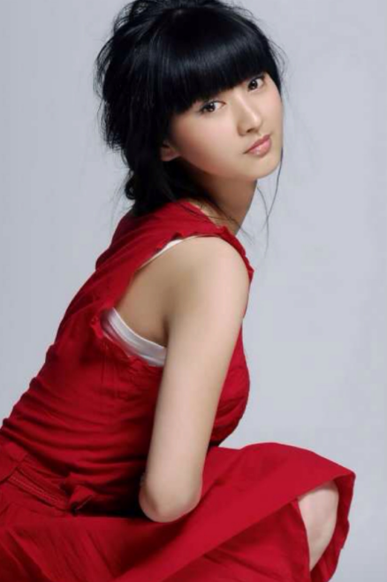 2006年,她拍摄第一部电视剧《候机大厅》,饰演佳佳,进入演艺圈.