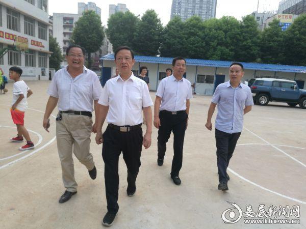 娄星区领导到娄底三小调研开学工作