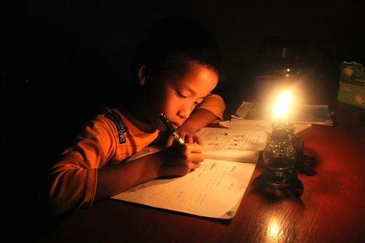 班里95%孩子不认识白蜡烛,老师:是孩子无知,还是教育没跟上?