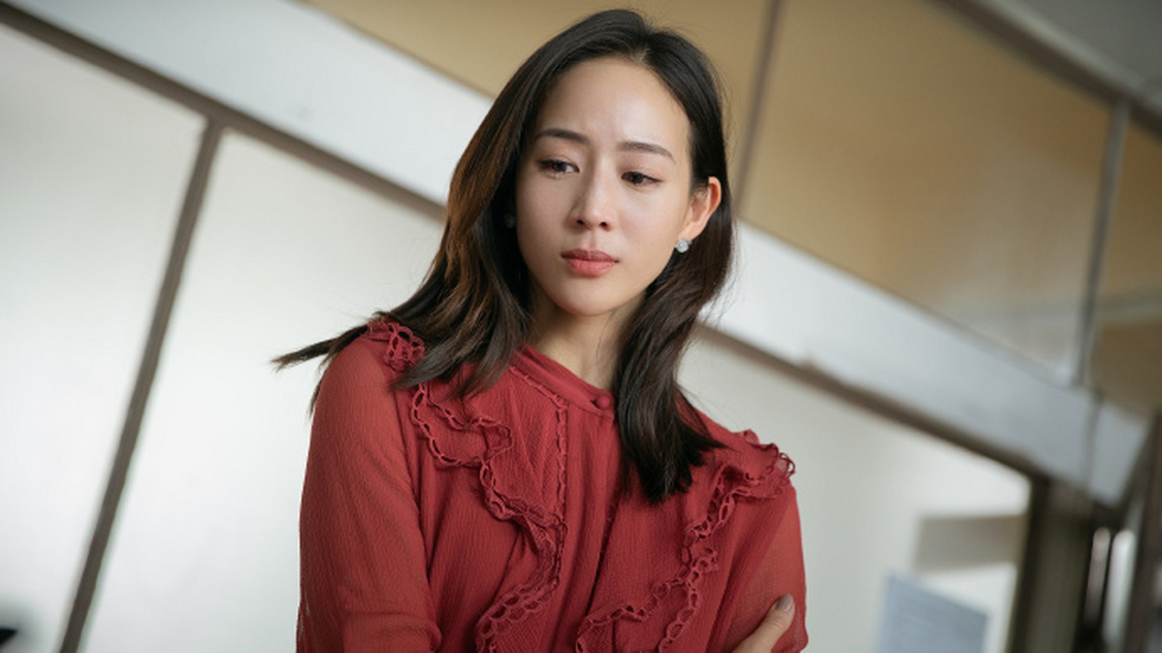 张钧甯《唐人街探案》中的造型,一袭印花长裙配中分长发,感觉一个眼神