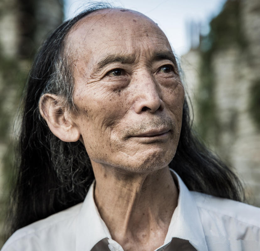 图为宋培伦食物,他已经爱上了这里,习惯了这里的一切,而装食物的碗却