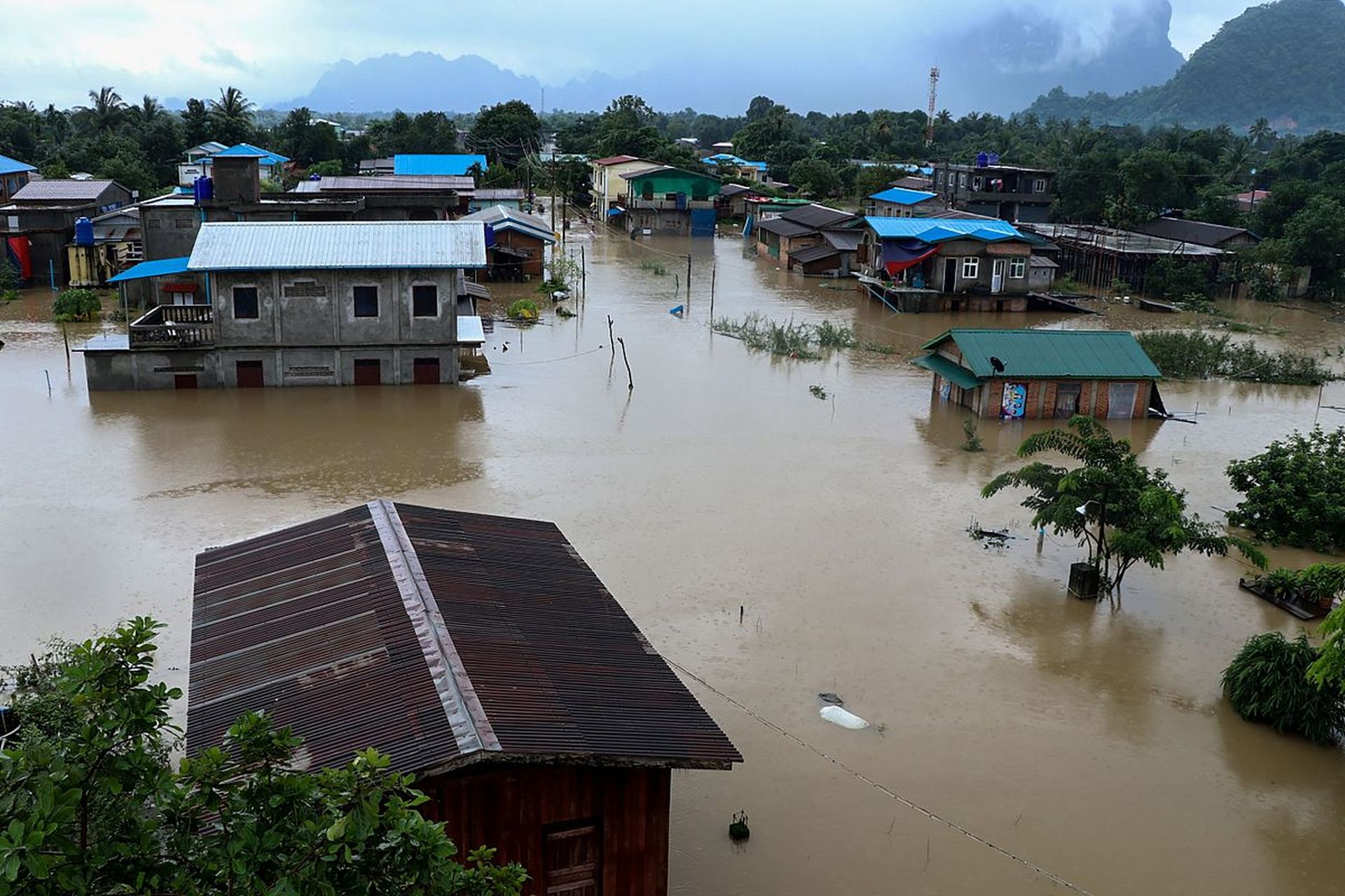 缅甸发生洪涝灾害# #缅甸#  暴雨洪水无情袭击缅甸,一座寺庙惨遭淹没