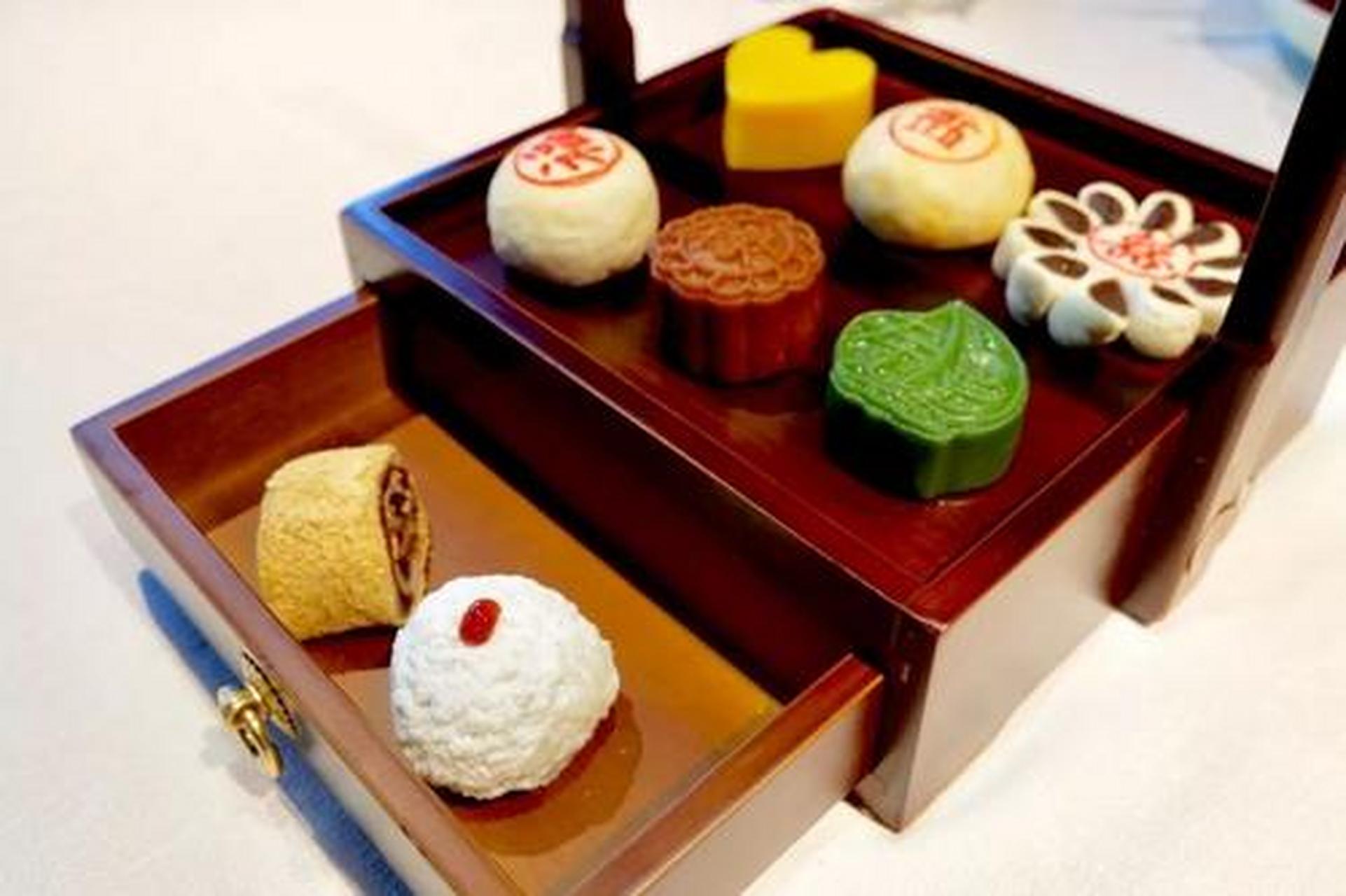 "京八件"又叫"大八件",即是八种形状,口味不同