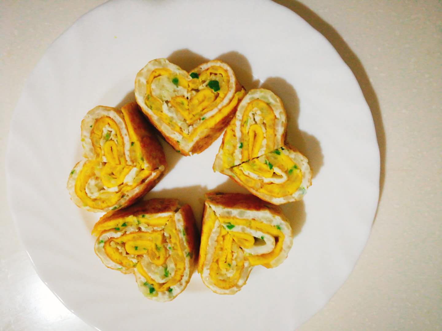 教你做个爱心鸡蛋卷,原来做法这么简单,秘密全在最后一步