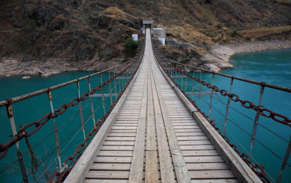 万里长江只一桥：丽江金龙桥