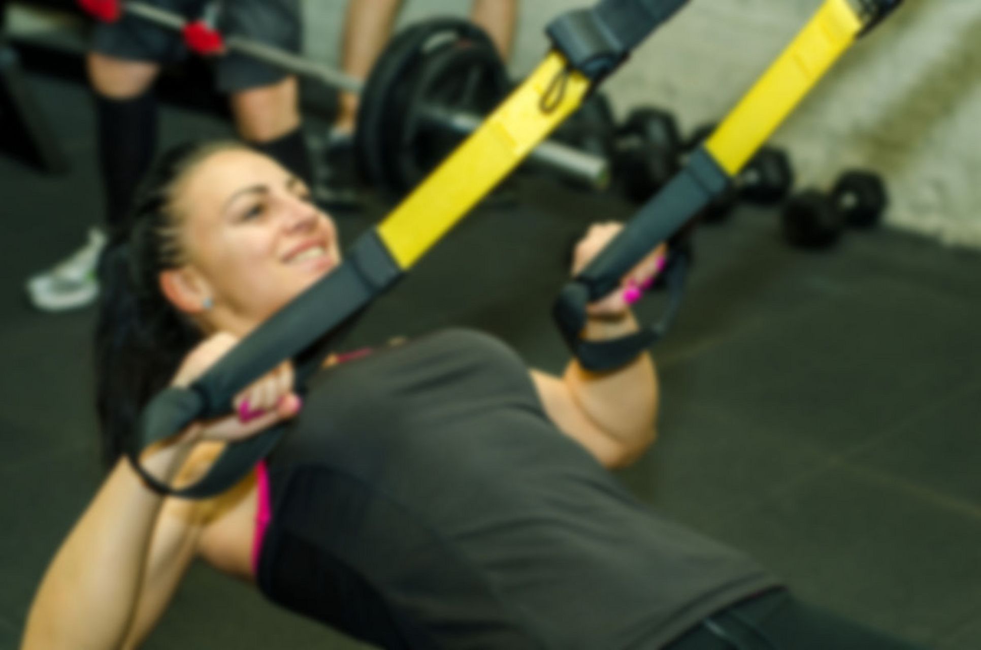 哑铃,trx,弹力带,俯卧撑支架和腹肌轮是常见的腹肌训练器械,各具特色