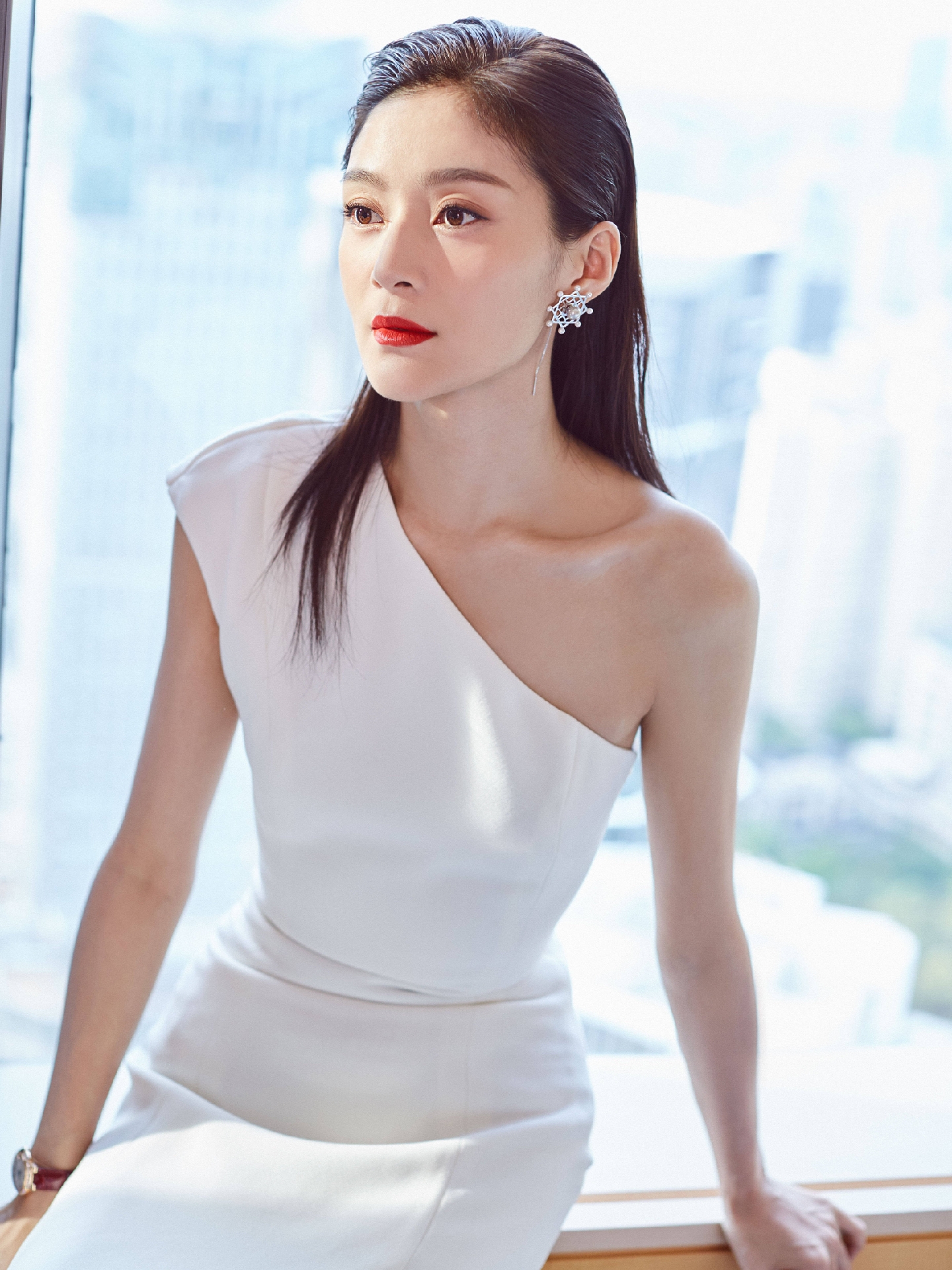 《延禧攻略》纯妃王媛可最新活动照片,一袭白裙酷美兼具仙气飘飘