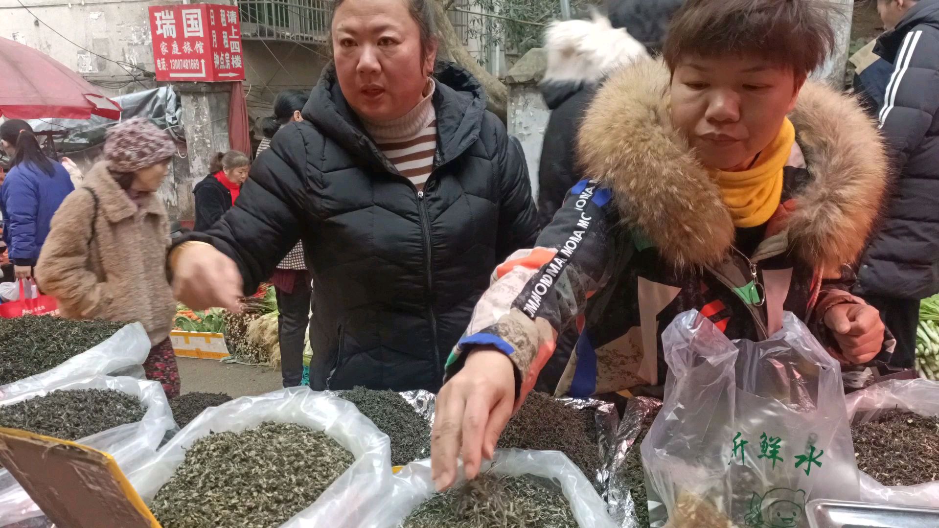 90后小伙把档次产品带到地摊上,一上午就卖350元,还津津乐道!