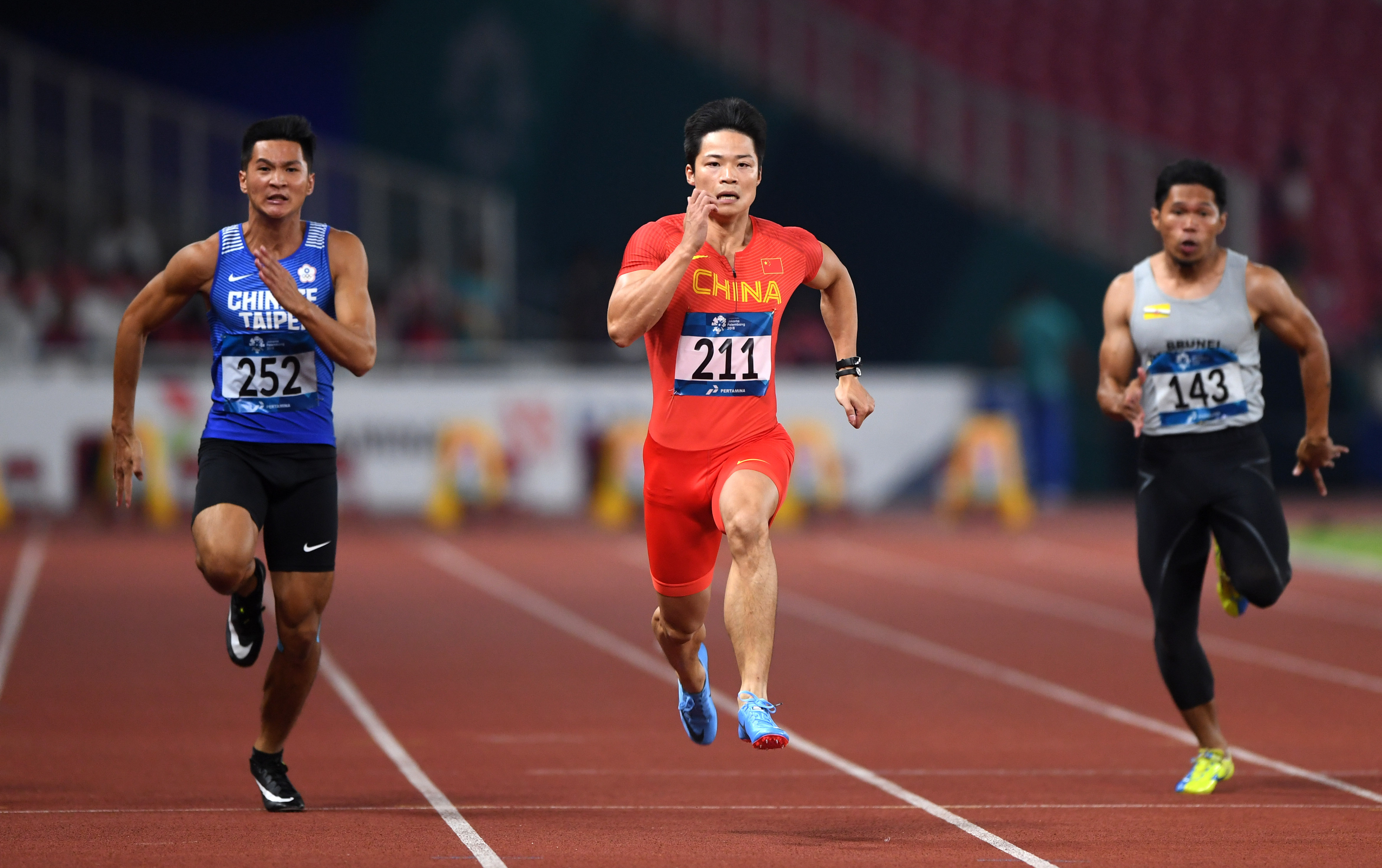 田径——男子100米预赛赛况(6)