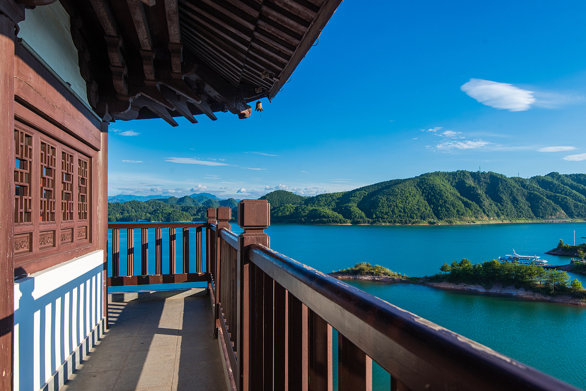 位于千岛湖镇城区的千岛湖天屿景区,占地约3平方公里,地理位置优越,北