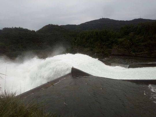 南充市南部县升钟湖水库开闸泄洪