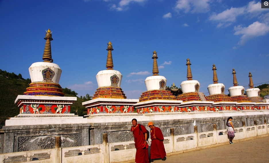 塔尔寺是中国藏传佛教格鲁派(黄教)六大寺院之一,也是青海省首屈一指