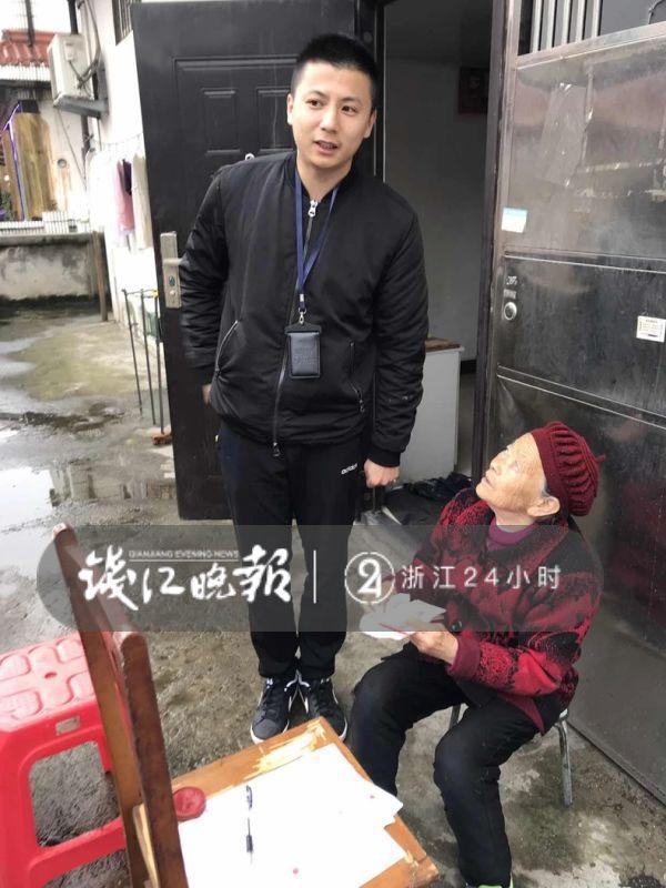 七旬拾荒老太被盗800元 两民警自掏腰包上演"退赃"