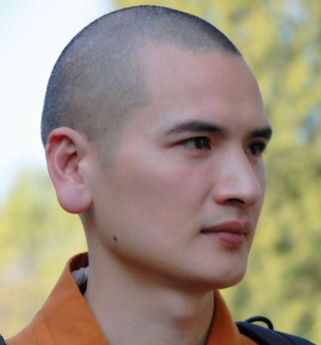 中国最帅和尚,被无数少女富婆追,29岁入佛门如今还是"童子身"