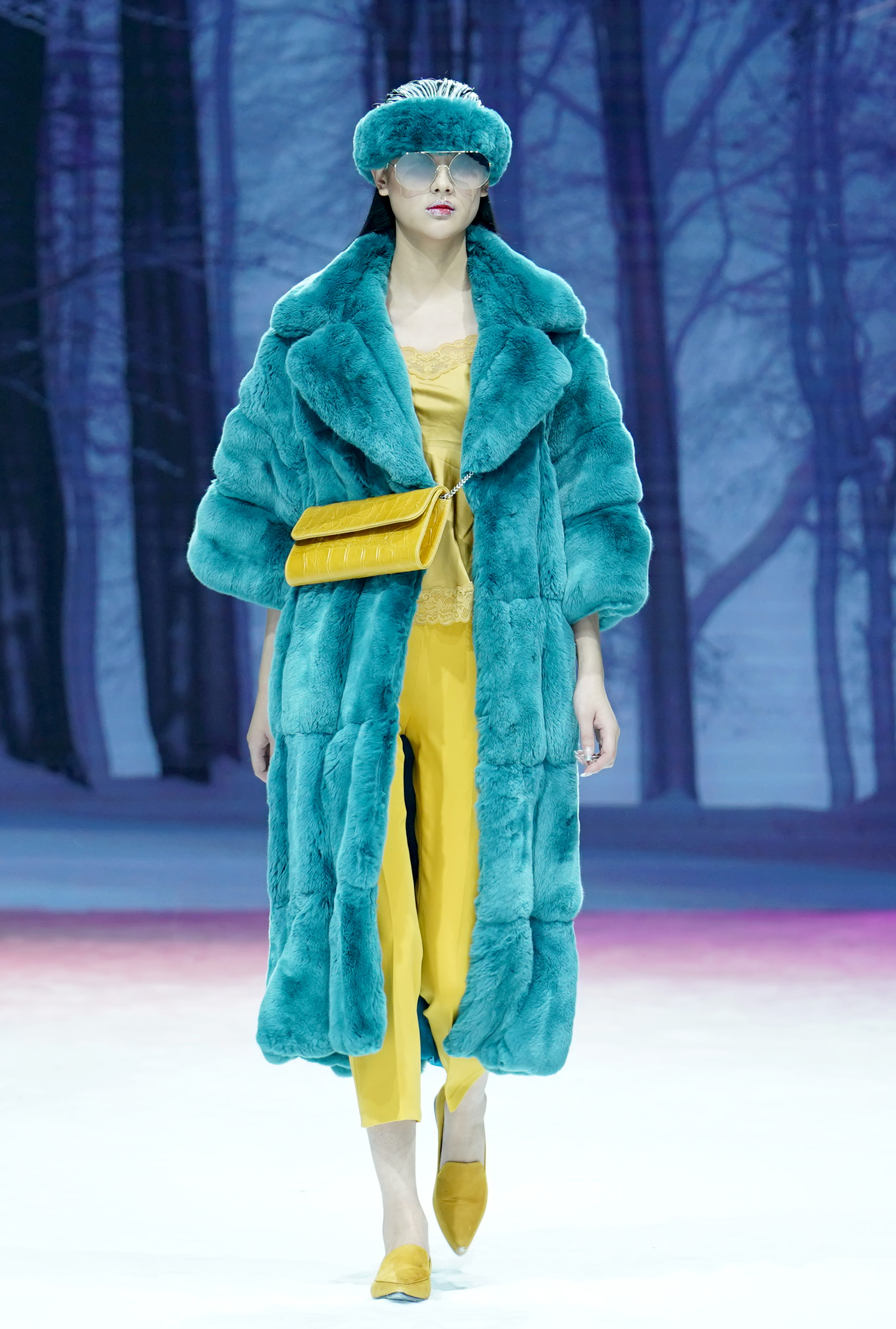 1月16日,模特在皮草时尚之夜上展示新款皮草时装