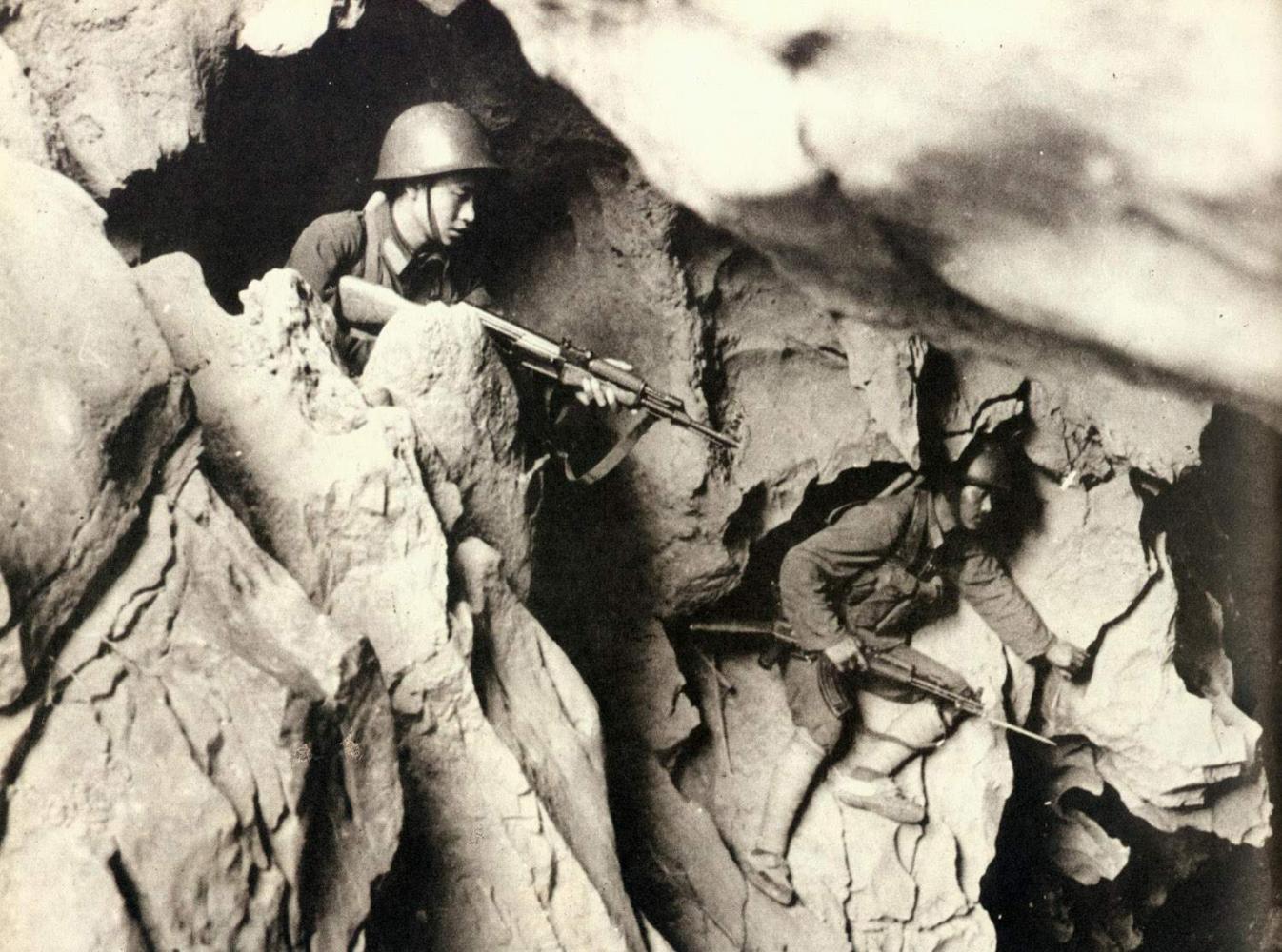 老山轮战17岁新兵血洒边疆,战友收拾遗物,一张小纸条看哭老兵