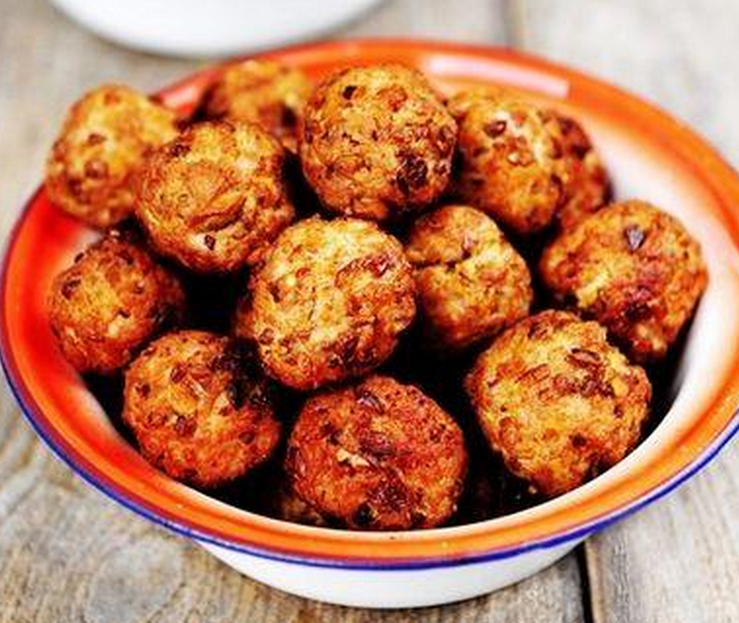 第五个是炸丸子,这是每年过年的时候才会做的一道美食,小时候最喜欢吃