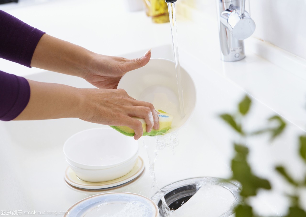 保洁阿姨教你如何洗碗,干净又不伤手,别再傻傻的用洗洁精了