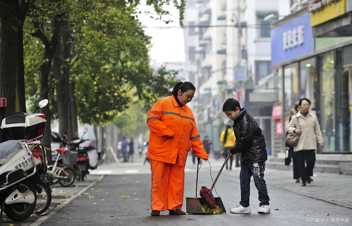 韩华是一个孝顺的儿子,在他很小的时候,父亲就因病去世了,只留下母亲