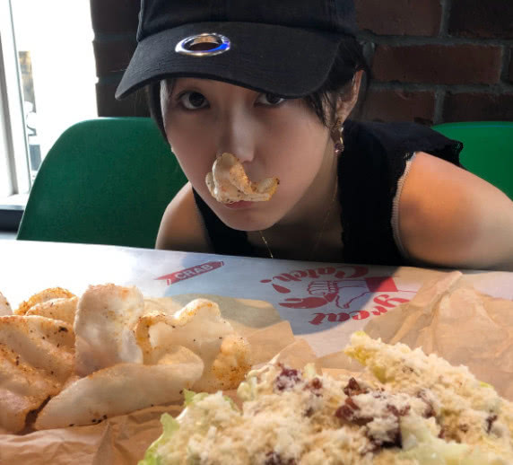 张子枫"吃货"照片曝光,看清嘴角,网友:刘昊然?