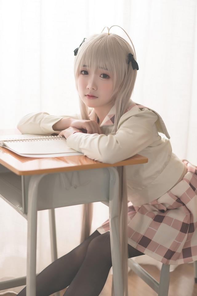 在教室里认真的样子最可爱了,黑丝学生妹在教室卖萌