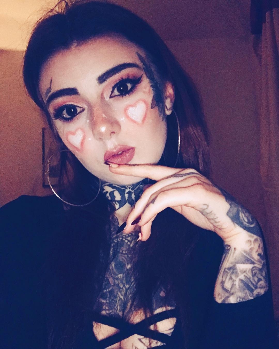 为做专业纹身师,英女自断后路在脸上刺青!