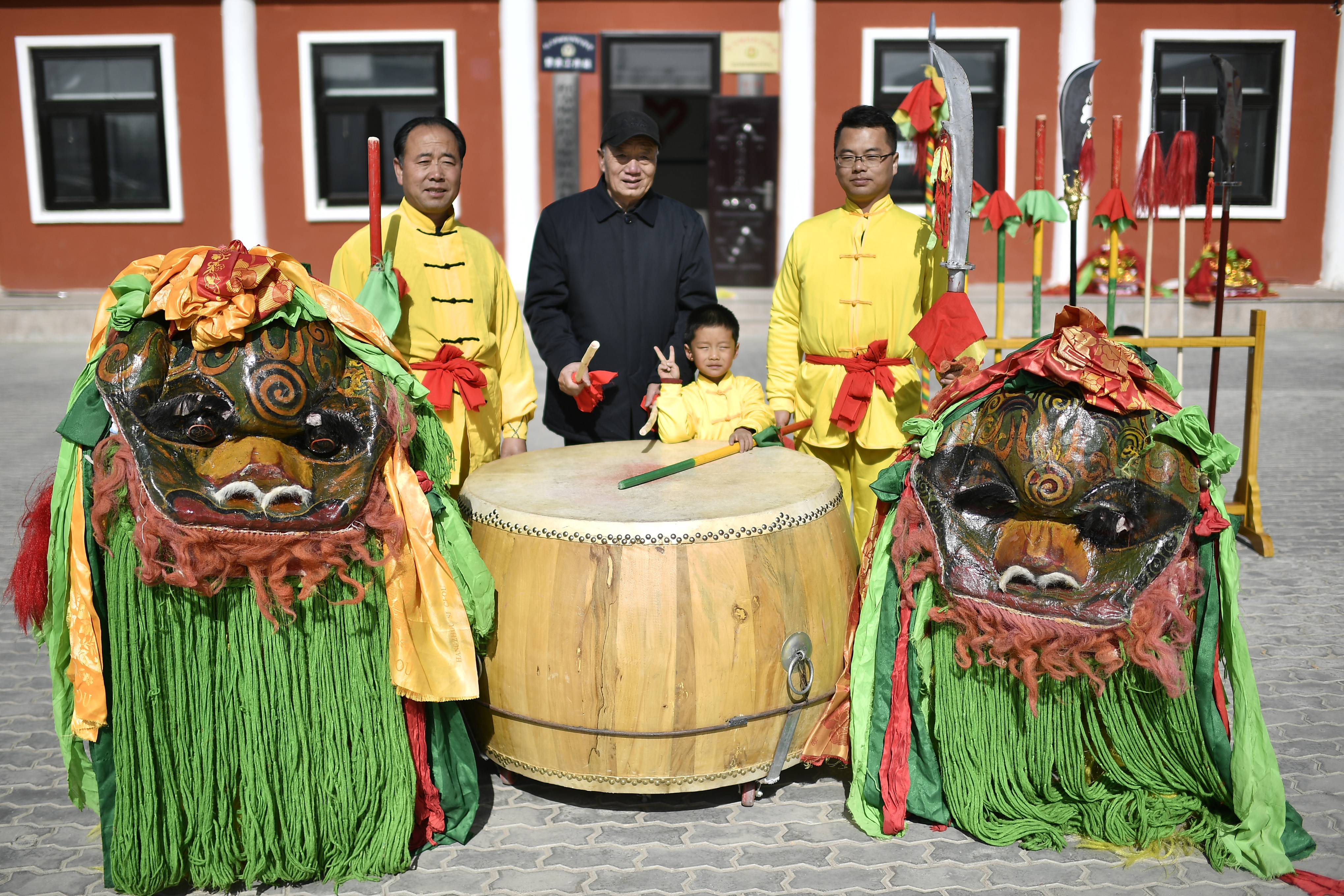 祖孙四代舞狮迎元宵(1)