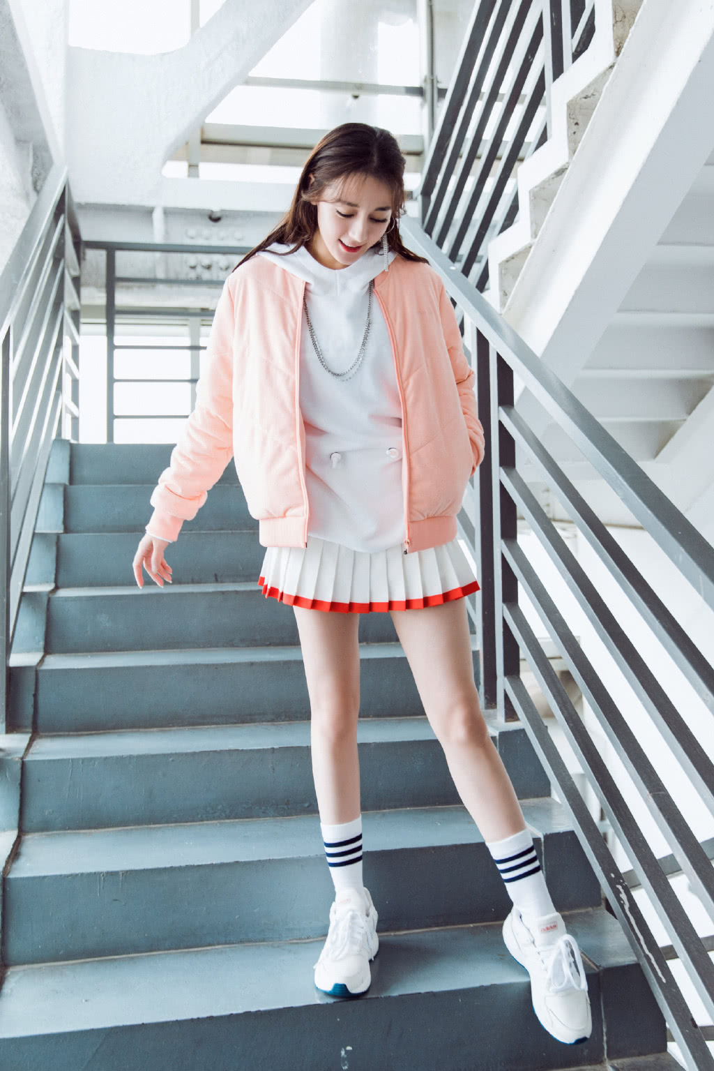 迪丽热巴化身运动系美少女活力无限,超短百褶裙大长腿抢镜