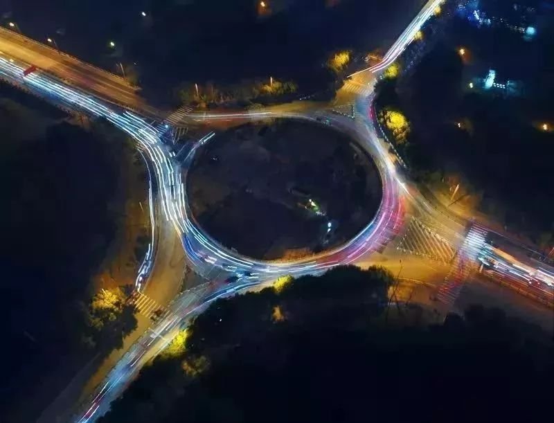 2018年1月13日至2月10日昆太路长江路路口核心区域环岛施工.