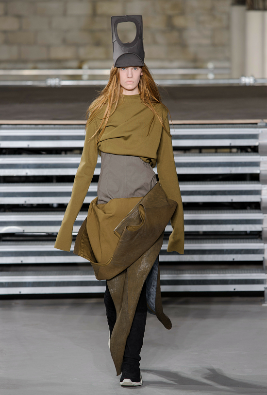 灰色外套搭配蓝色衬衫,非常有设计感的一套衣服,很有气质