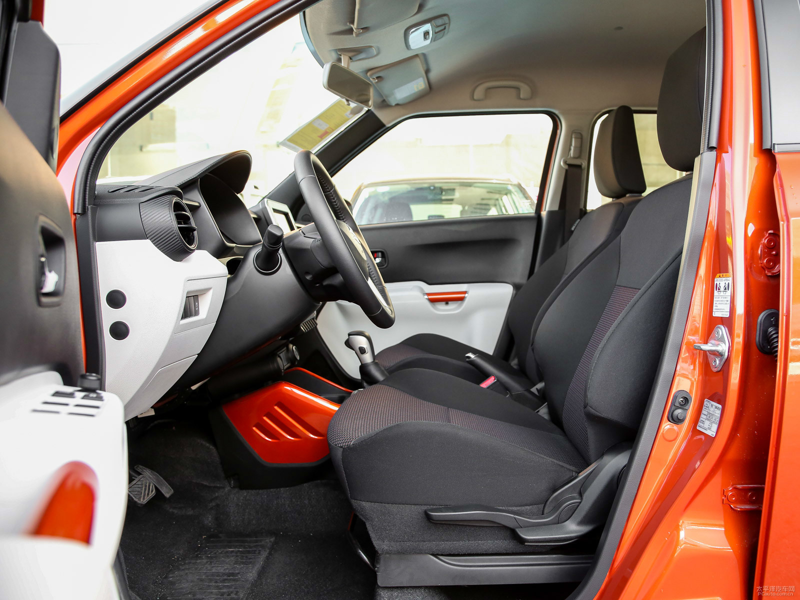 英格尼斯汽车非常漂亮的汽车,车型设计简洁,是公路上的焦点