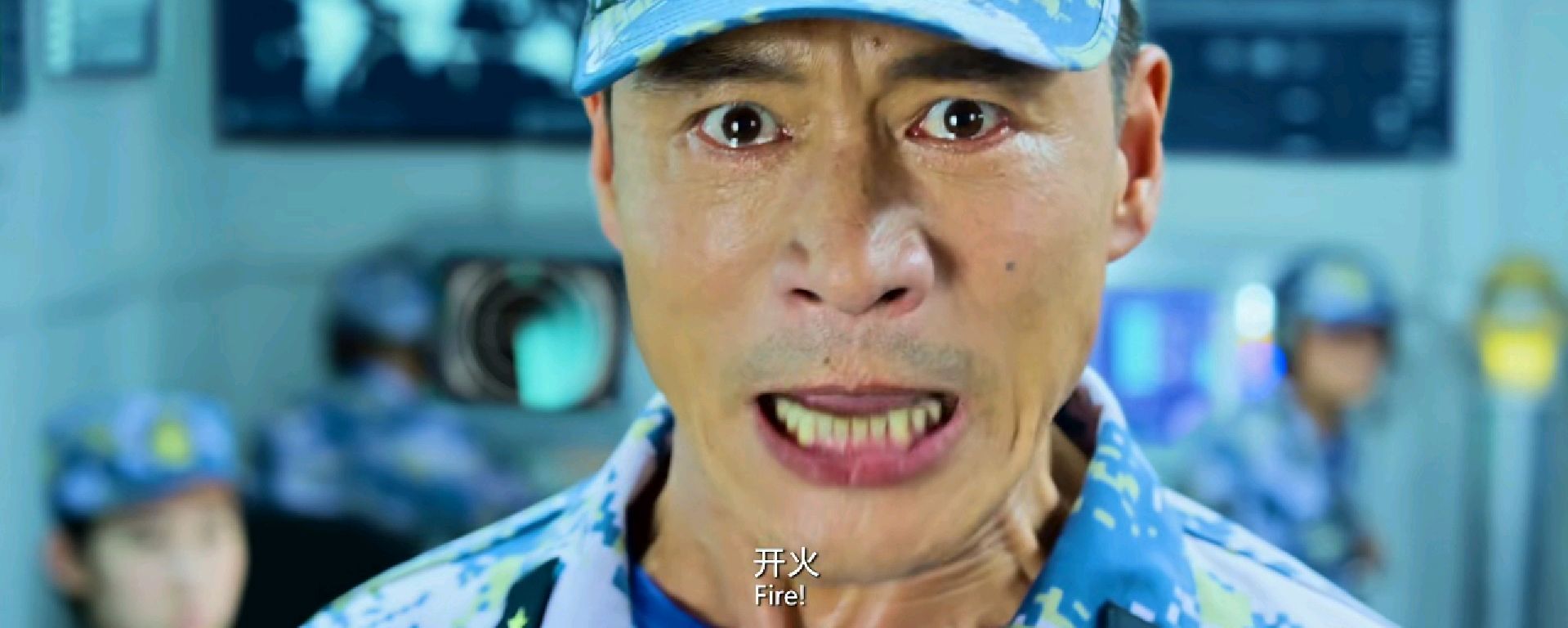 【6】当冷锋手举国旗穿过交战区,你们的眼角有没有湿润?有没有自豪?