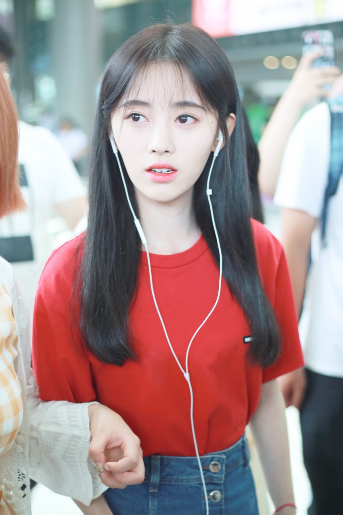 鞠婧t红蓝撞色穿搭现身机场 肤白唇红灵动双眼电力足