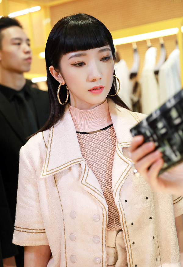 真敢穿!孟美岐粉套装配粉渔网内搭,厚厚的齐刘海很少女星能驾驭