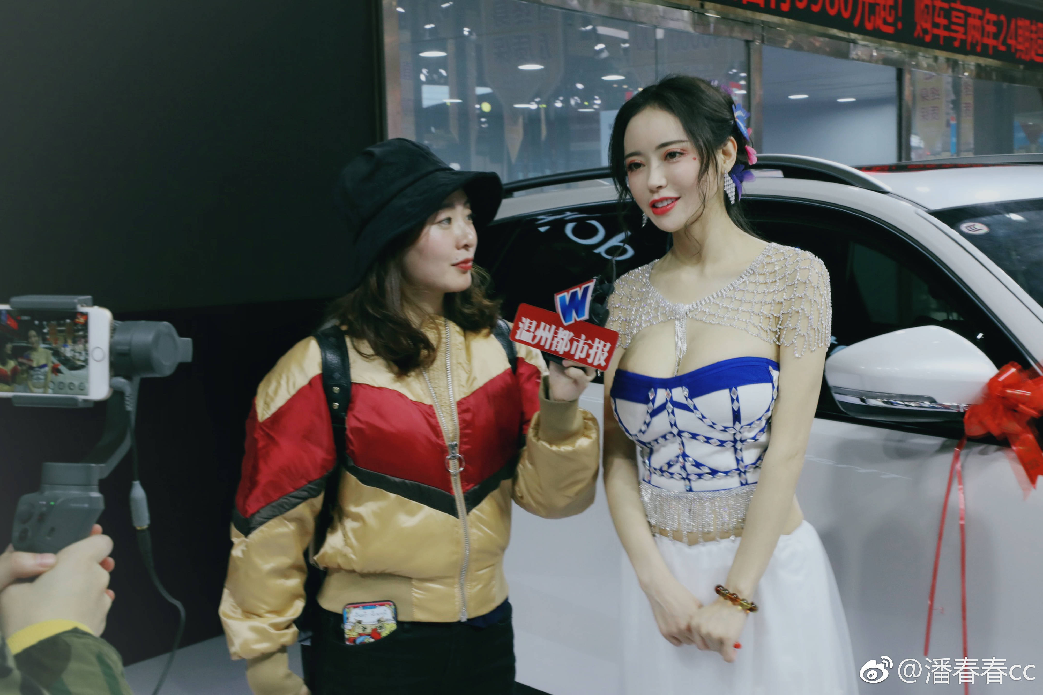 图为潘春春接受采访