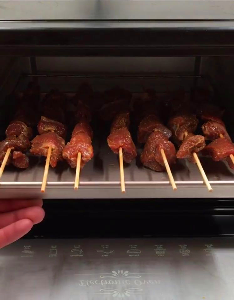 用微波炉做的羊肉串你吃过没?做法超级简单,味道杠杠的!