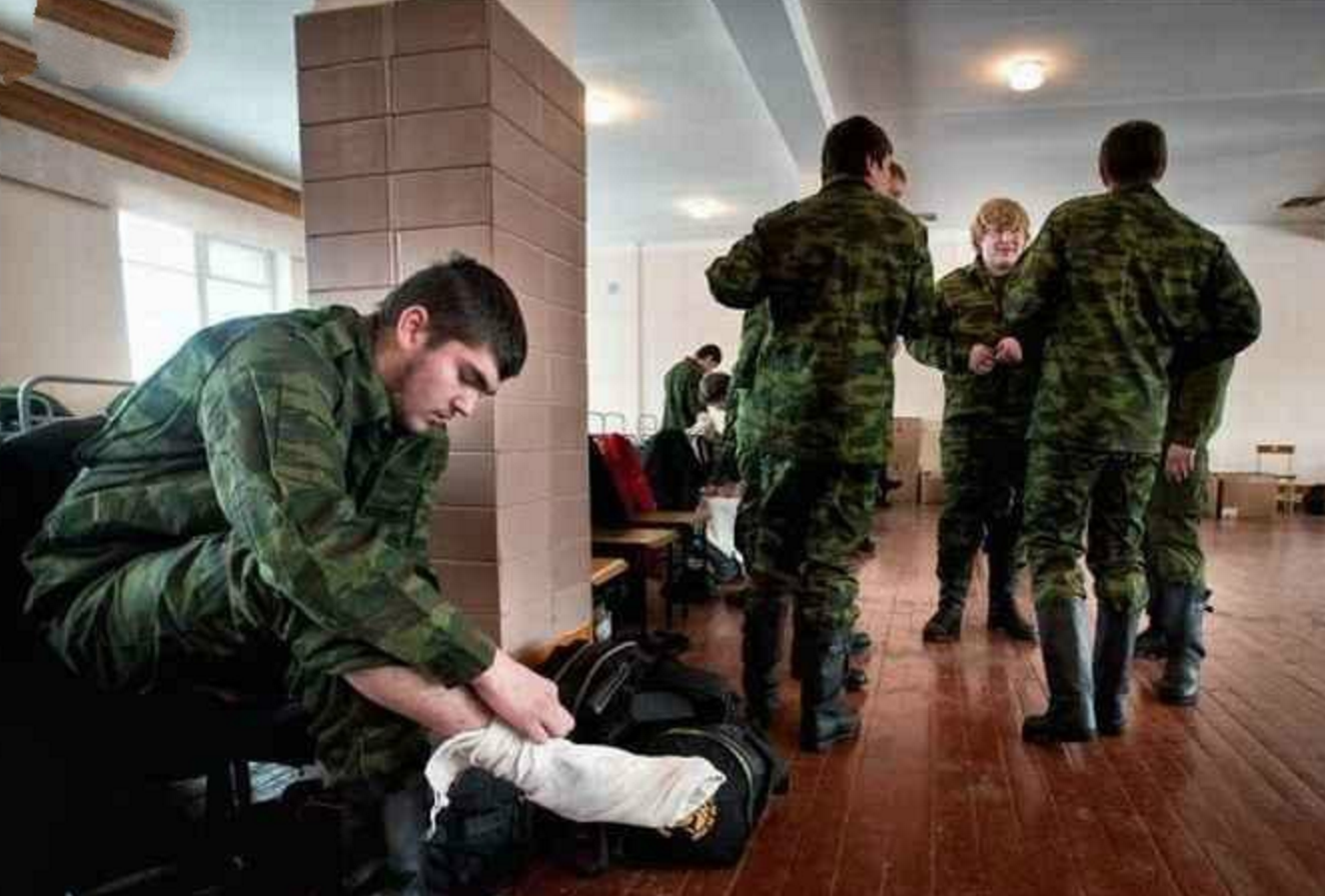 传承百年的俄军神器,冬天能防寒夏天能防潮,新兵入伍必学如何用