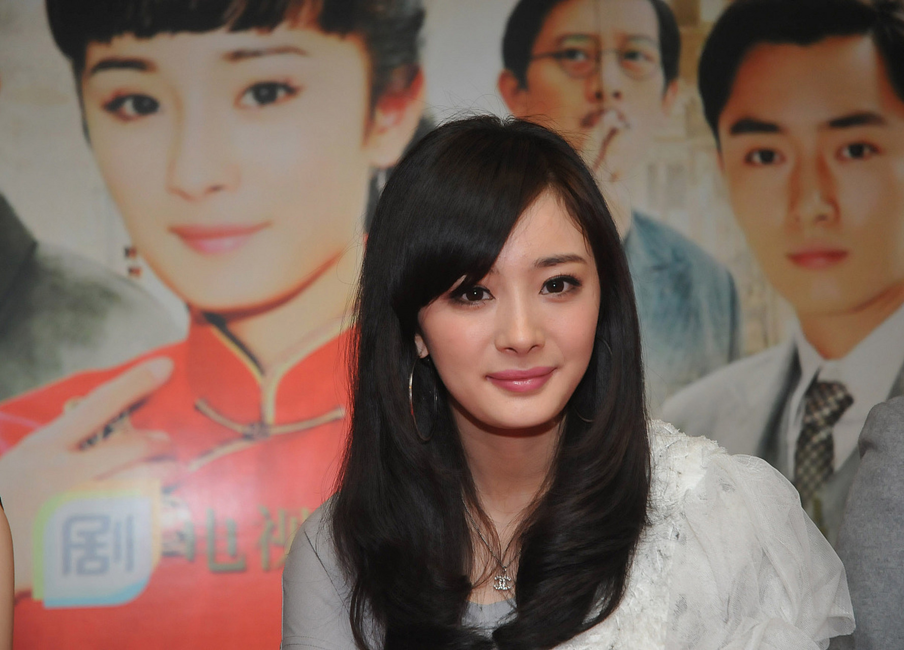 时尚的历史总是会在某个时刻反复被回顾,就像杨幂在《创造营2021》中