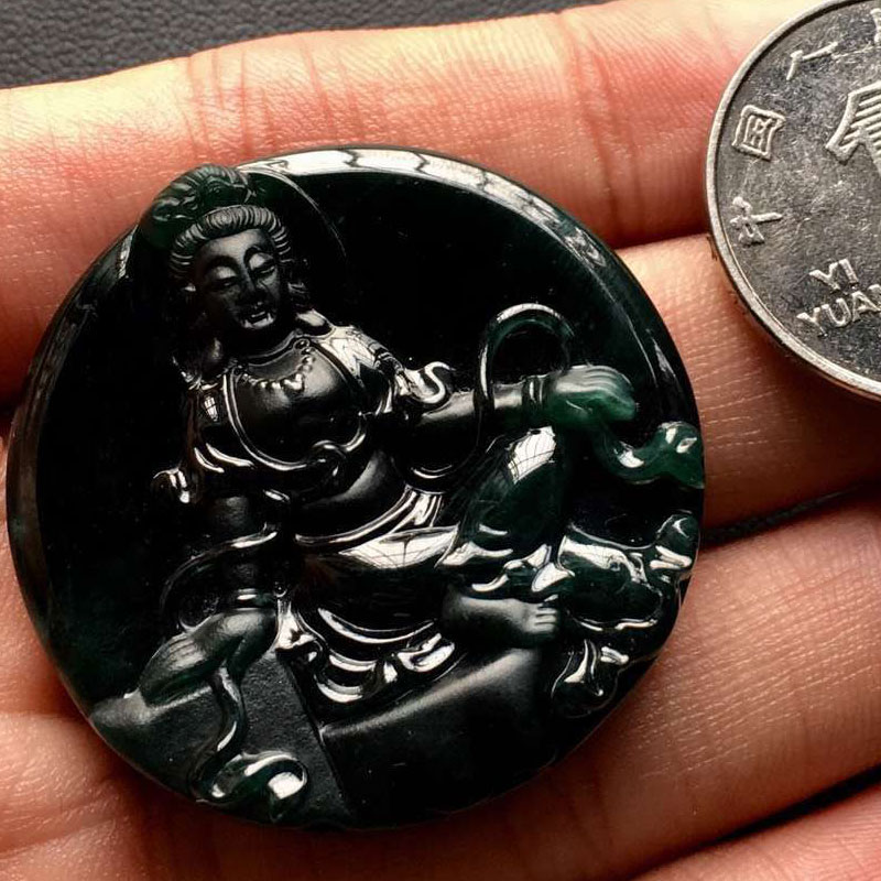 玉出云南——墨翠自在观音圆牌挂件欣赏
