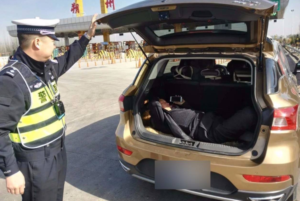 交警例行检查的时候喜欢摸车尾,你知道是什么原因么?