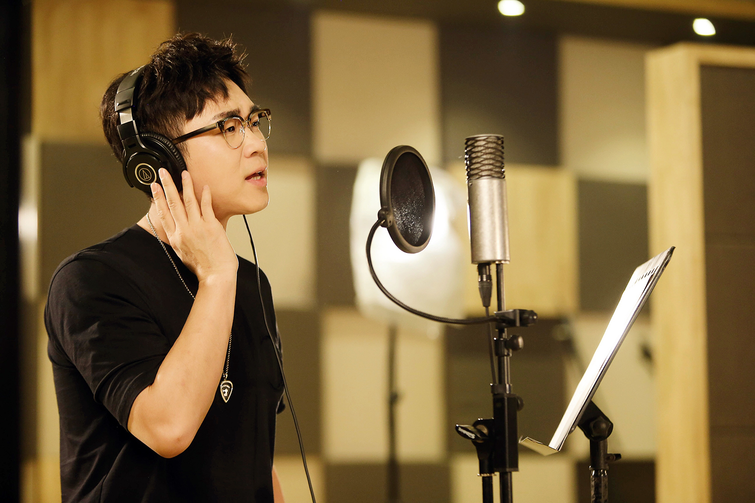 大鹏董成鹏被不明蚊虫咬伤,眼睛红肿异常,右眼睁眼困难