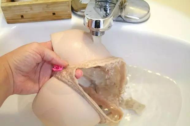 婆婆天天给儿媳洗内衣,有天没洗,儿媳找老公告状,推开门我愣了