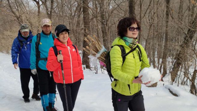 [图]踏雪寻春，在冬天的山巅，露出春的生机